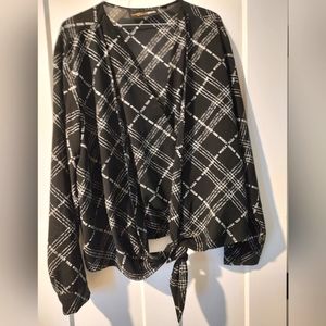 Black/white writing blouse